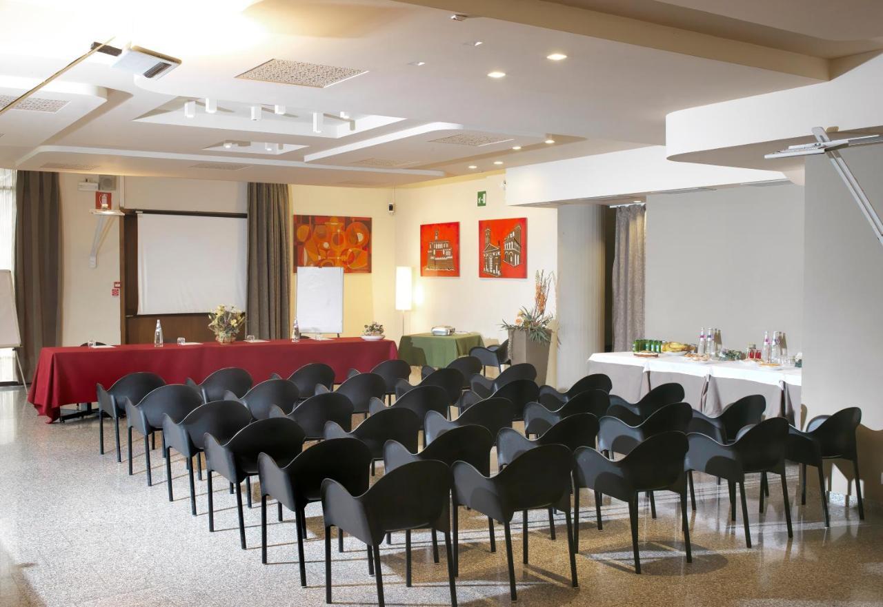 Hotel Ristorante Alcide Poggibonsi Bagian luar foto