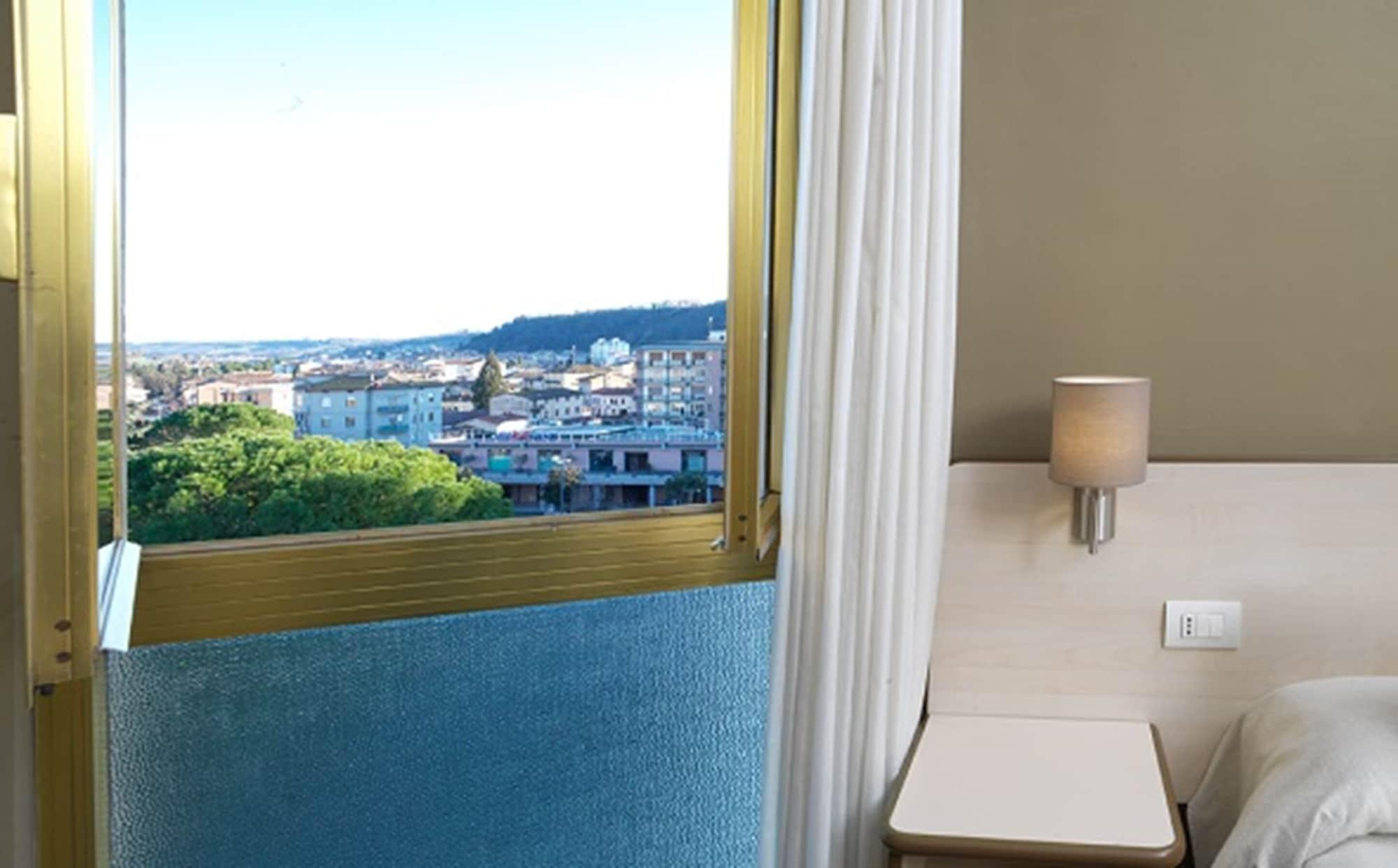 Hotel Ristorante Alcide Poggibonsi Bagian luar foto