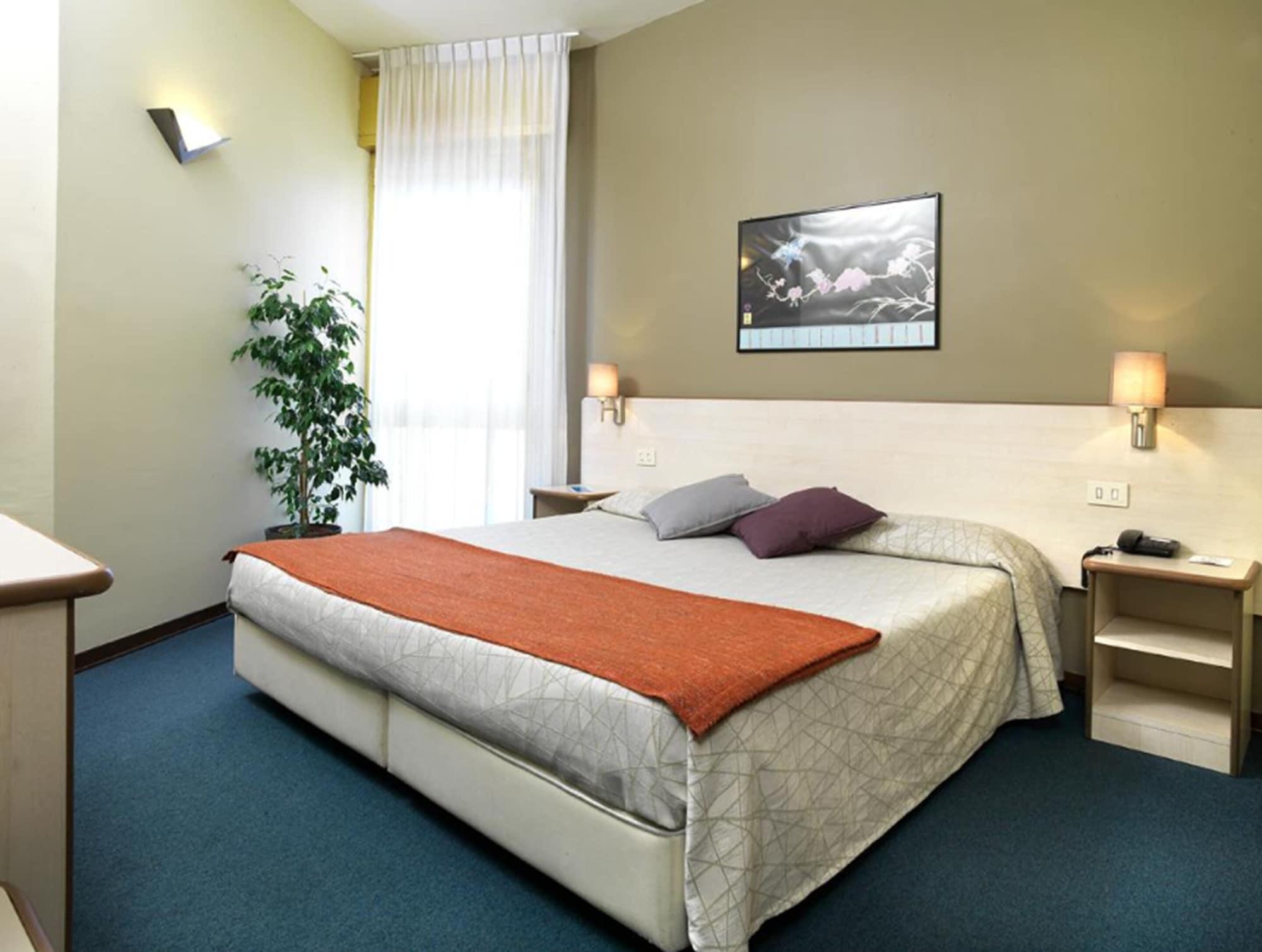 Hotel Ristorante Alcide Poggibonsi Bagian luar foto