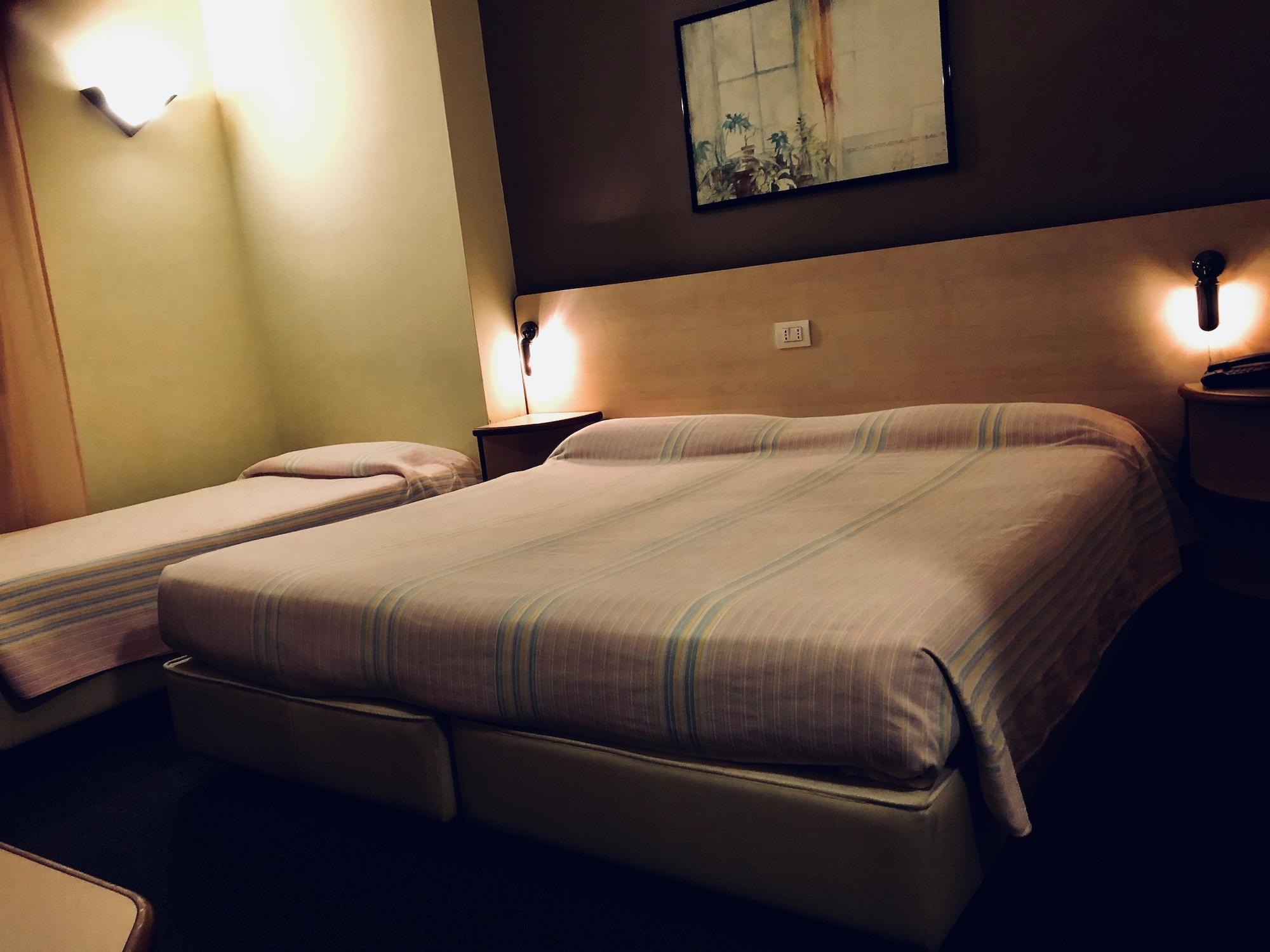 Hotel Ristorante Alcide Poggibonsi Bagian luar foto