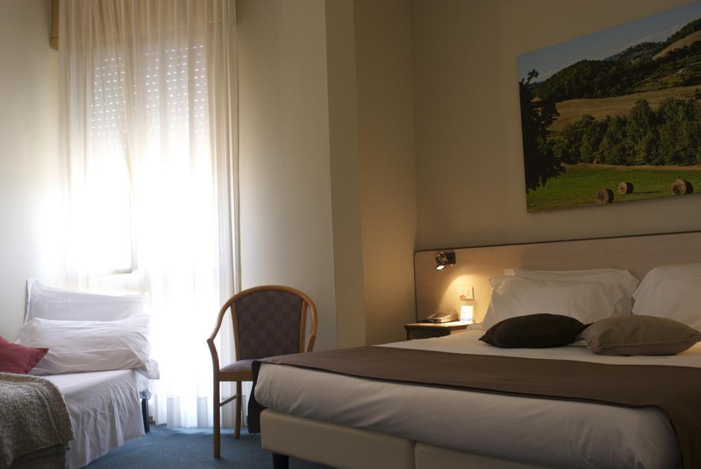 Hotel Ristorante Alcide Poggibonsi Bagian luar foto