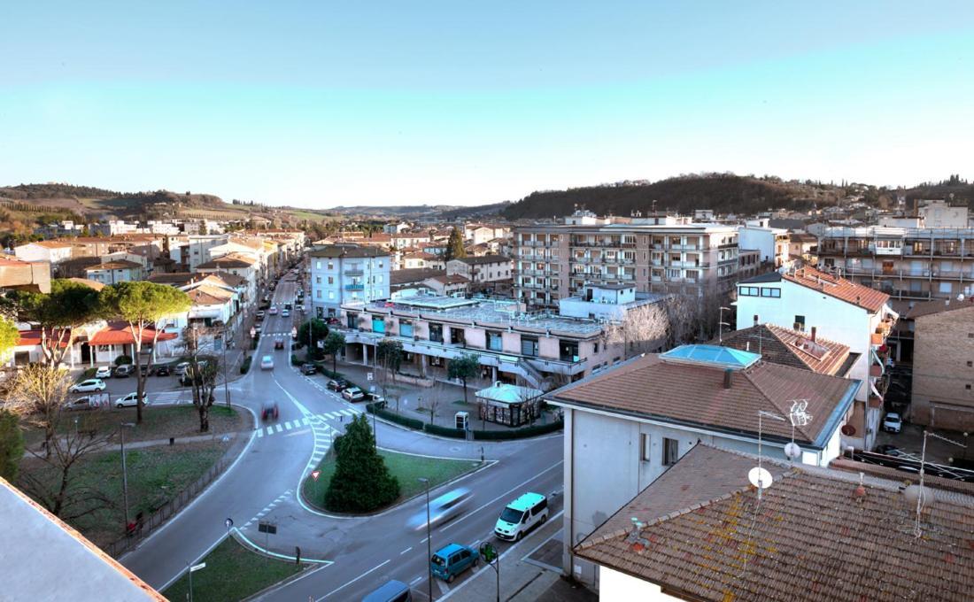 Hotel Ristorante Alcide Poggibonsi Bagian luar foto
